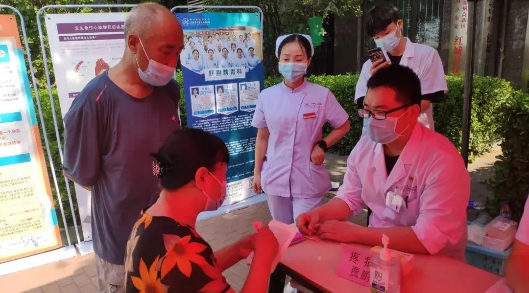 高溫酷暑難耐，鄭州西區(qū)中醫(yī)院黨員下社區(qū)義診不停歇！