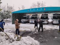 風(fēng)雪中守護(hù)，鄭西職工掃雪除冰，保障就醫(yī)安全